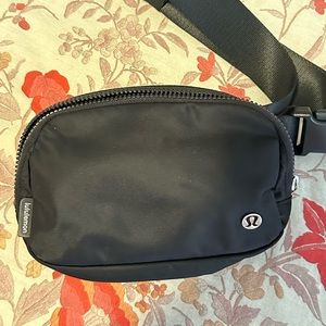 Lululemon everywhere belt bag 1L black